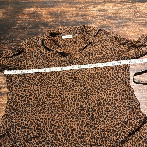 Draper’s & Damon’s animal print leopard button down top sheer silk vintage chic - Picture 3 of 11